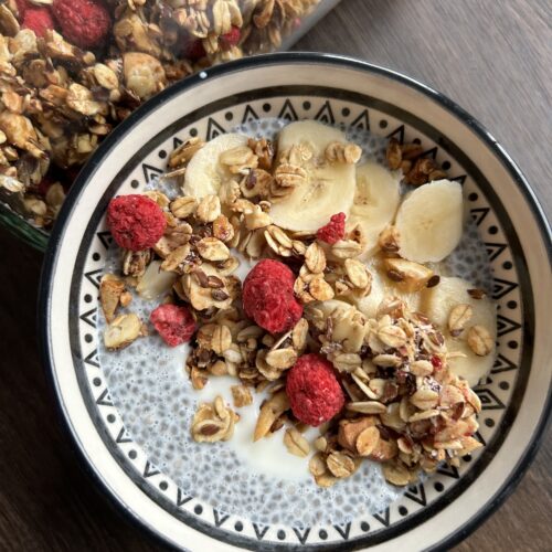 Selbstgemachtes Granola mit Himbeeren Selbstgemachtes Granola mit Himbeeren