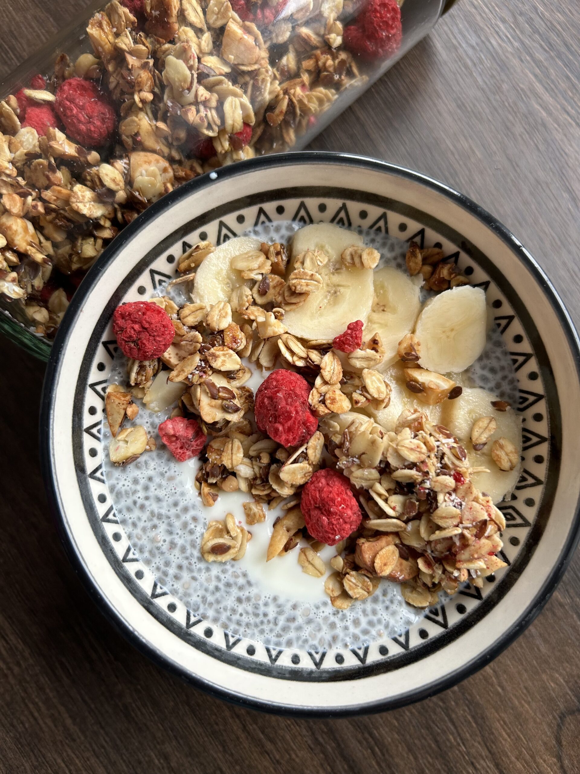 Selbstgemachtes Granola mit Himbeeren Selbstgemachtes Granola mit Himbeeren
